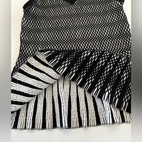 White House Black Market Black & White Sweater V Neck Tank size Medium - Picture 10 of 10